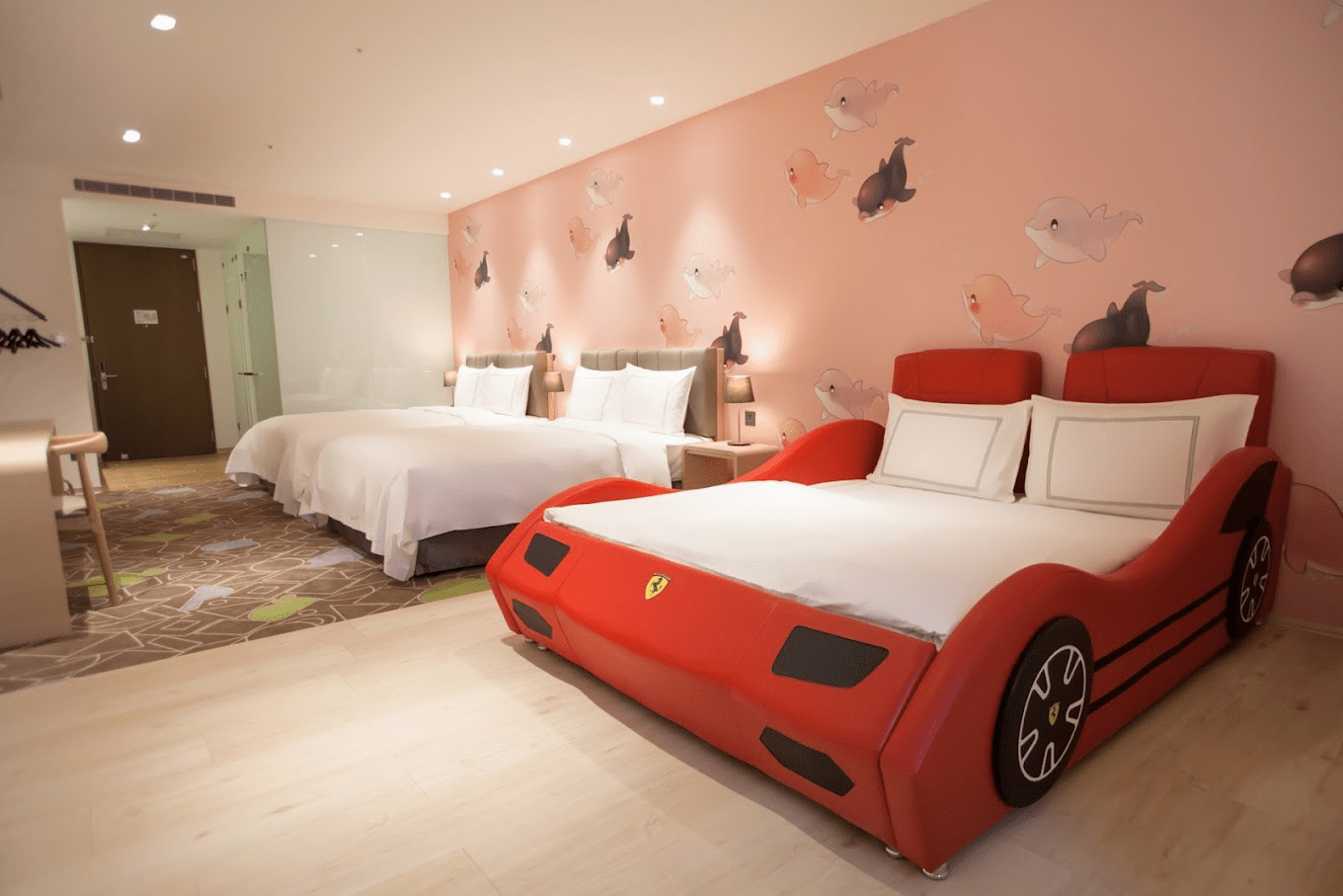 把旅程安放在鳳凰酒店的窗景裡面，短暫留宿一晚台中最溫柔的城市角落