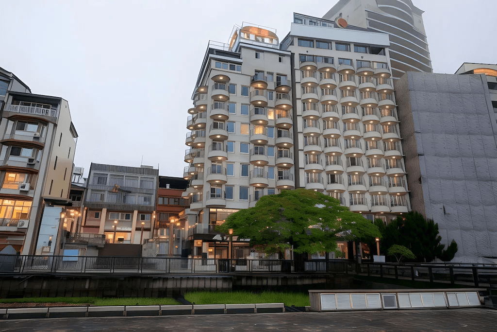 走進南投冬日的森林與湖光裡，從溪頭到水社碼頭尋一處最對味的住宿步調