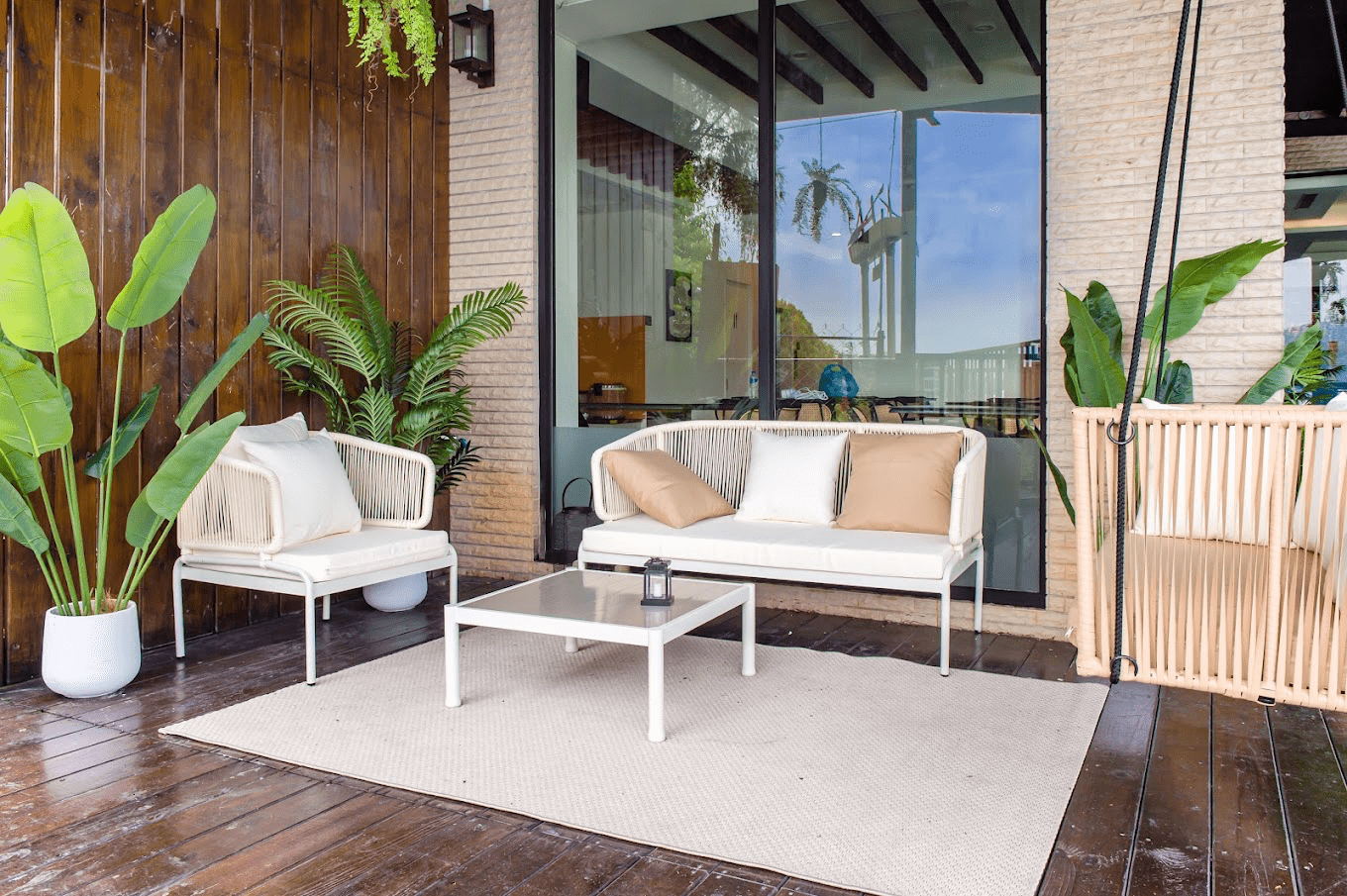 湖面薄霧與第一道光，在水漾民宿的晨光湖色醒來，聽見日月潭的慢節奏