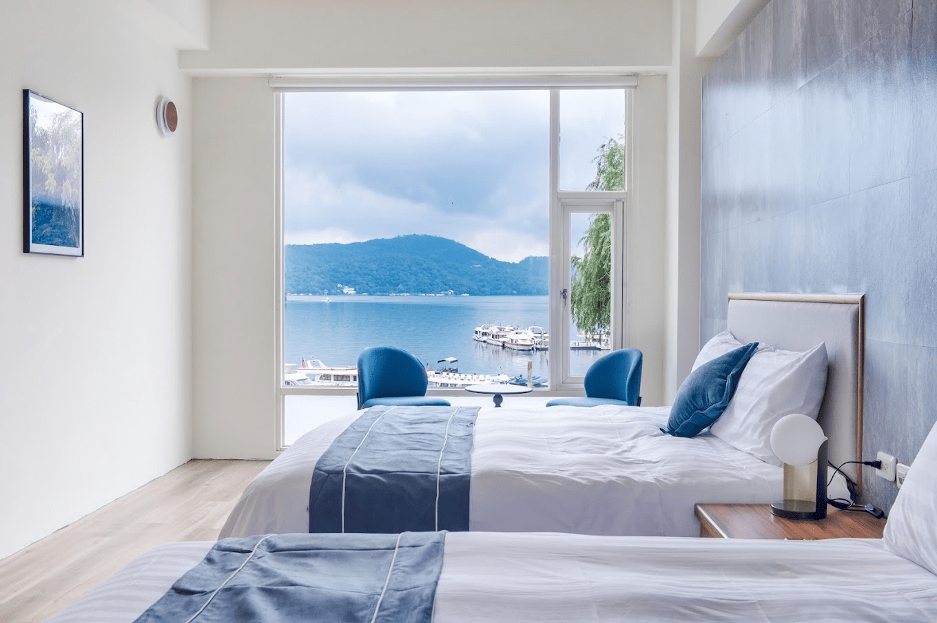 湖面薄霧與第一道光，在水漾民宿的晨光湖色醒來，聽見日月潭的慢節奏