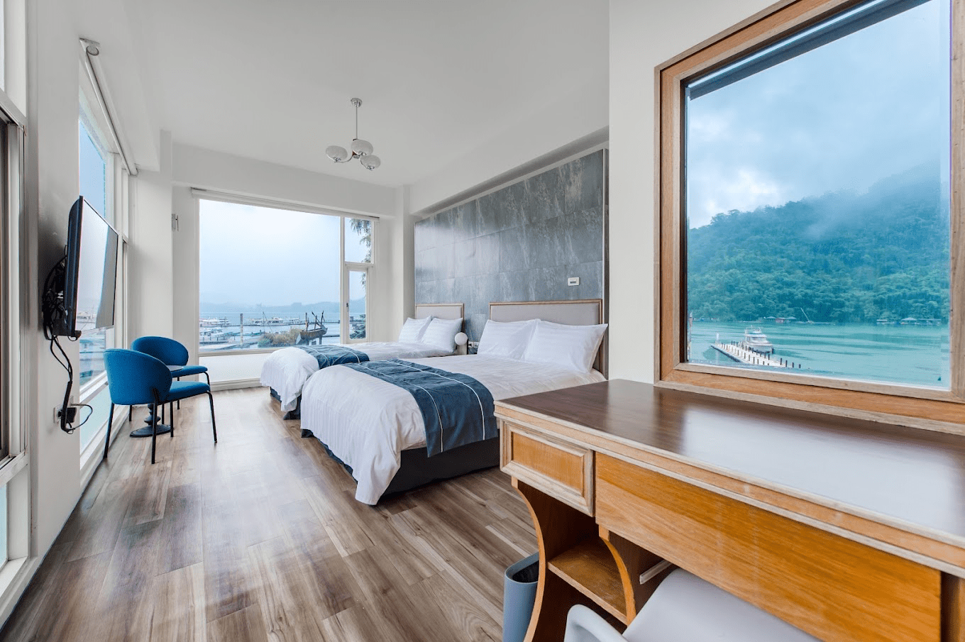 湖面薄霧與第一道光，在水漾民宿的晨光湖色醒來，聽見日月潭的慢節奏