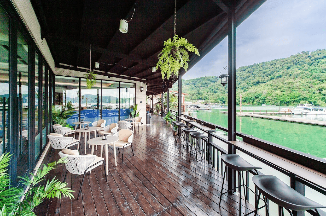 湖面薄霧與第一道光，在水漾民宿的晨光湖色醒來，聽見日月潭的慢節奏