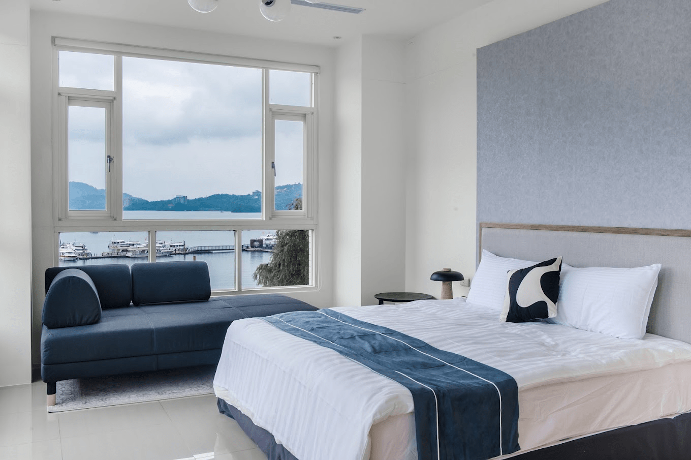 湖面薄霧與第一道光，在水漾民宿的晨光湖色醒來，聽見日月潭的慢節奏