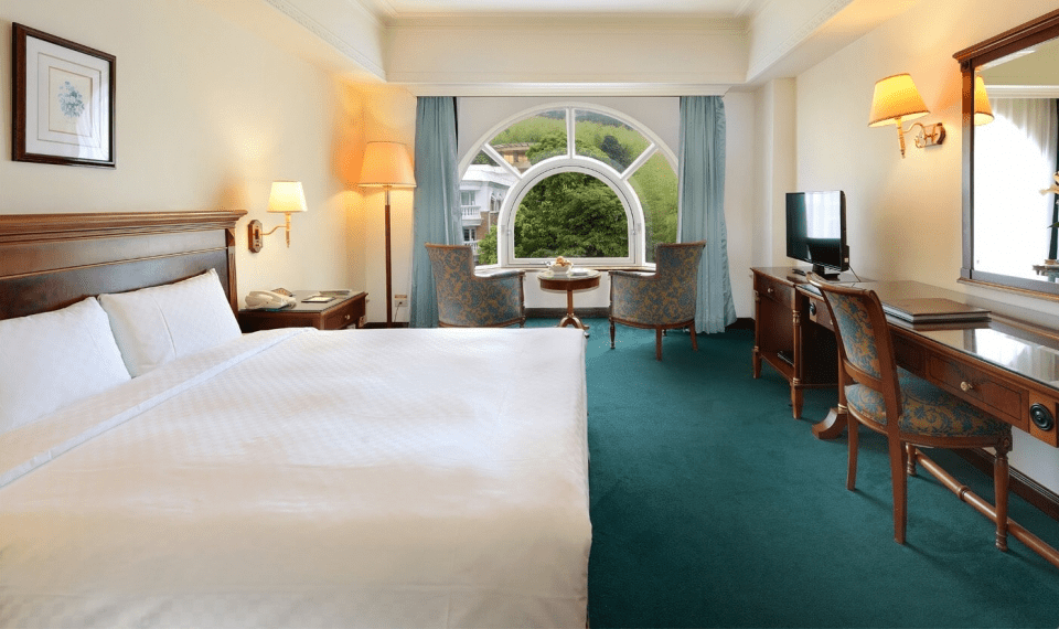 用一晚住進森林的靈魂深處，霧散之後，看見溪頭米堤大飯店的溫柔輪廓