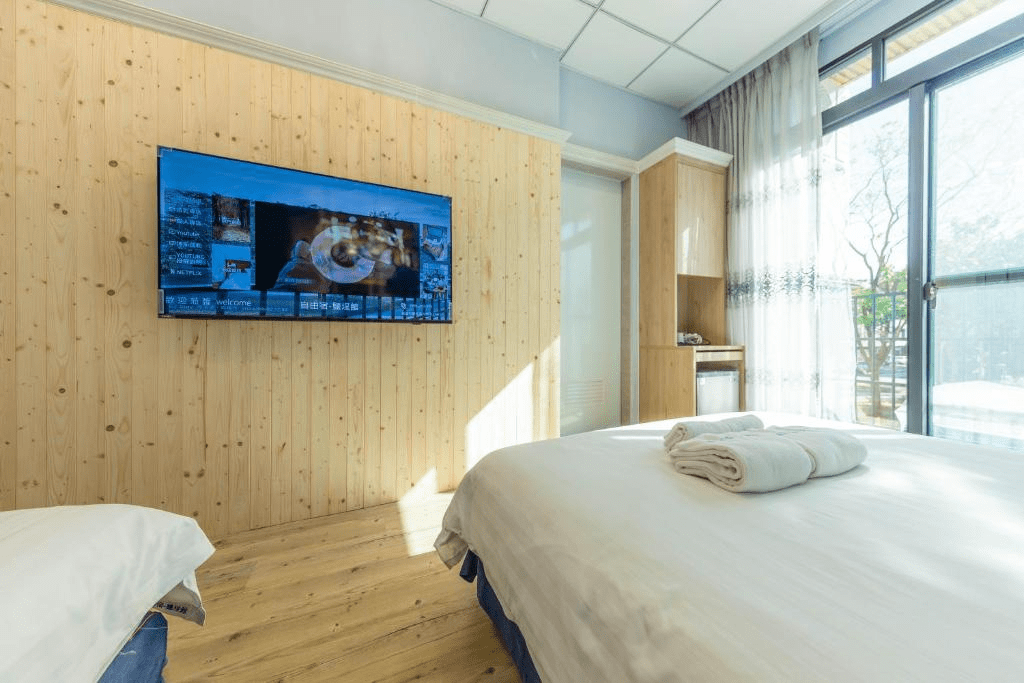 在高雄的港邊走一整天後,住進一間能慢慢放鬆的住宿,把夜景與疲倦都收進安靜的房間裡