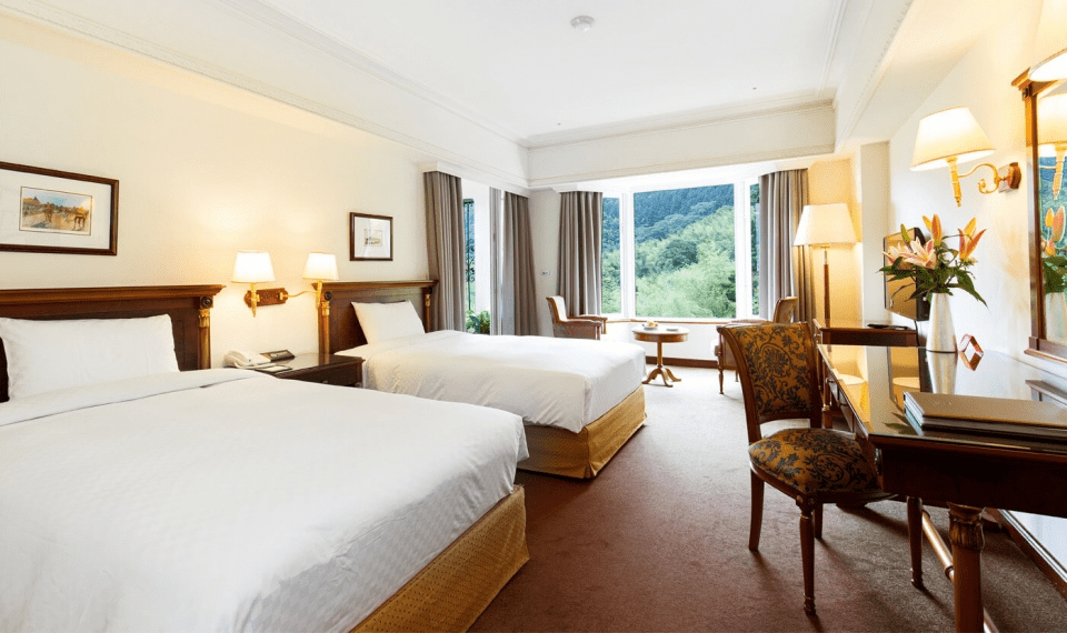 用一晚住進森林的靈魂深處，霧散之後，看見溪頭米堤大飯店的溫柔輪廓