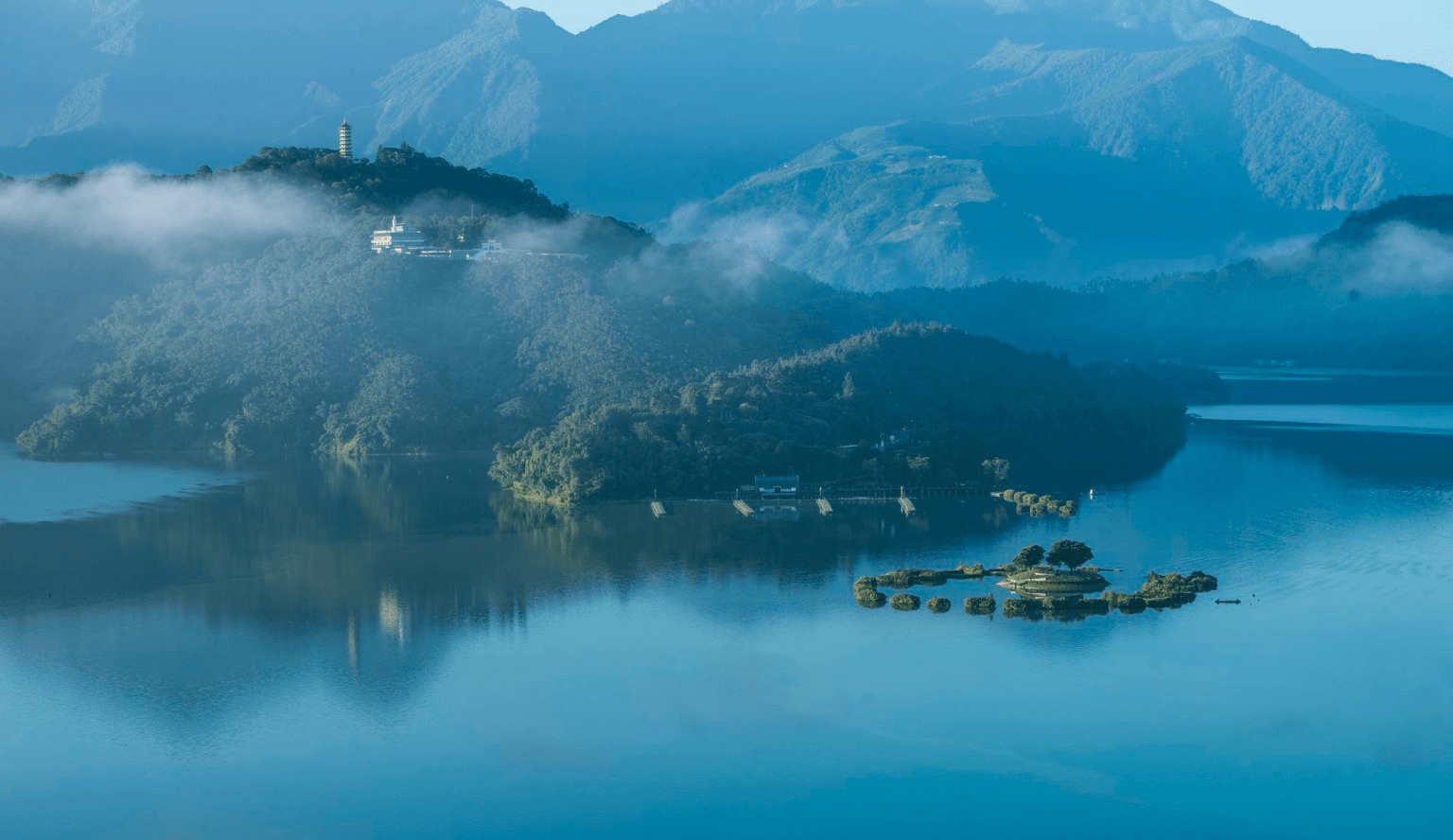踩著輕風滑過湖面的瞬間，日月潭旅遊裡的景點、美食與住宿像在呼喚你來走走