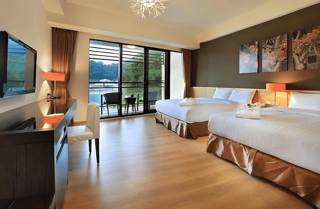 踩著輕風滑過湖面的瞬間，日月潭旅遊裡的景點、美食與住宿像在呼喚你來走走