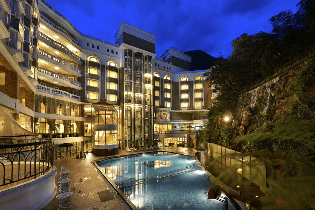 用一晚住進森林的靈魂深處，霧散之後，看見溪頭米堤大飯店的溫柔輪廓