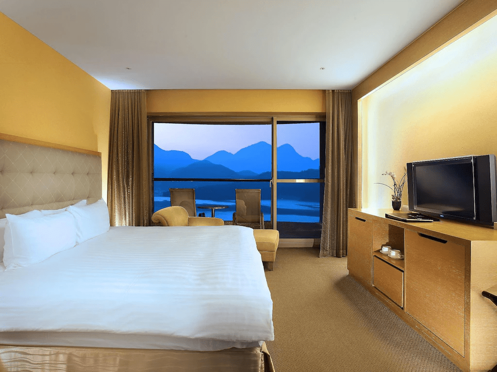 踩著輕風滑過湖面的瞬間，日月潭旅遊裡的景點、美食與住宿像在呼喚你來走走