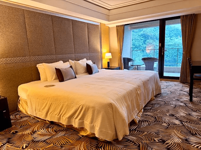 把腳步留在日月潭水邊的一晚，讓湖景住宿陪你看光線從清晨亮到傍晚