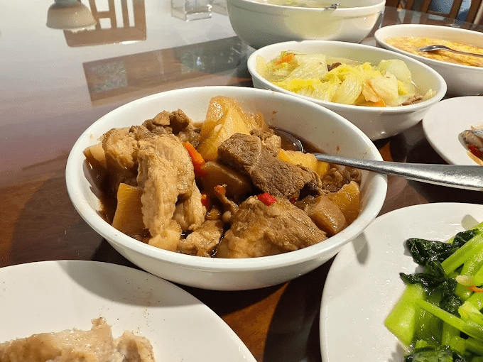 在宜蘭太平山的清晨霧氣裡漫步見晴懷古步道，沿著木棧與光線慢慢走進森林的安靜深處