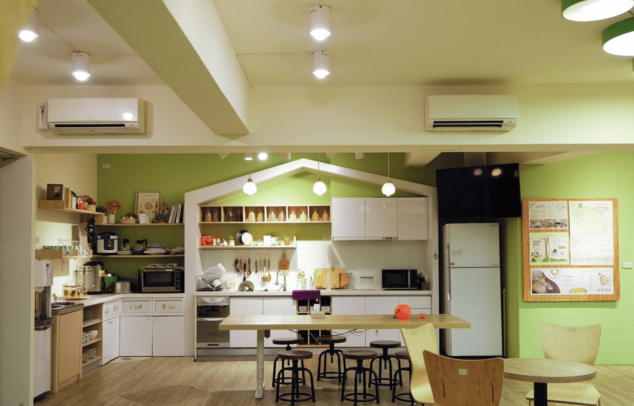 讓夜市旅行多一點安靜，在葉綠宿慢下來的一晚，把自己安放在逢甲的夜