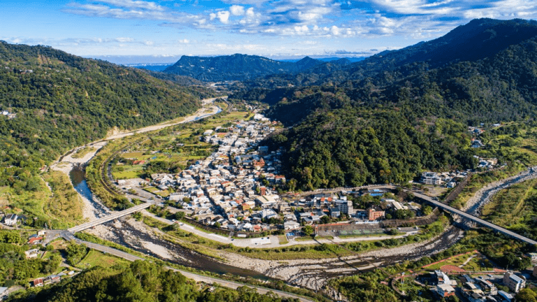 在南庄老街，把城市的聲音放下，沿著桂花巷，悄悄走進客家山城的日常