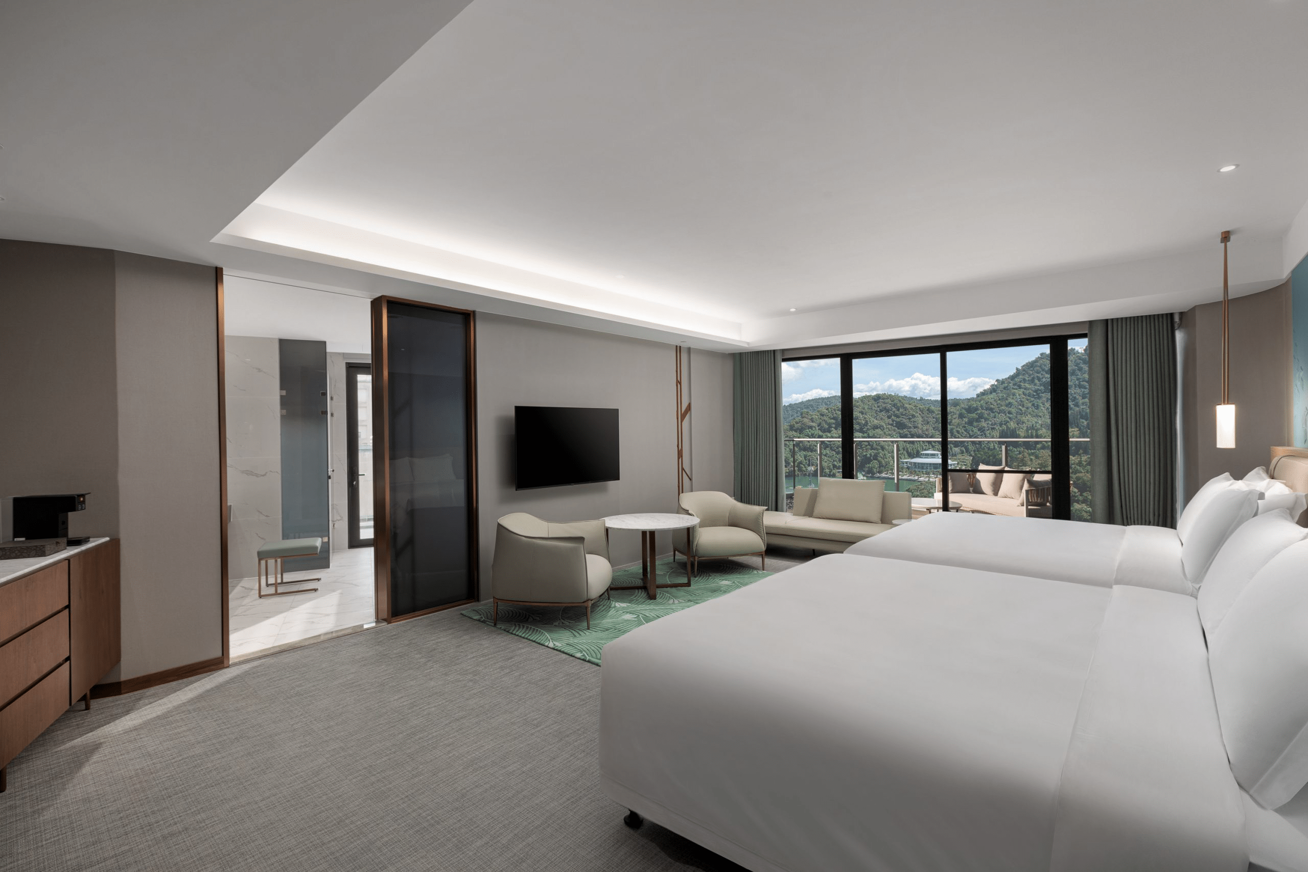 把假期交給湖景，日月潭的美在窗前展開，在力麗溫德姆帶來一夜的靜好