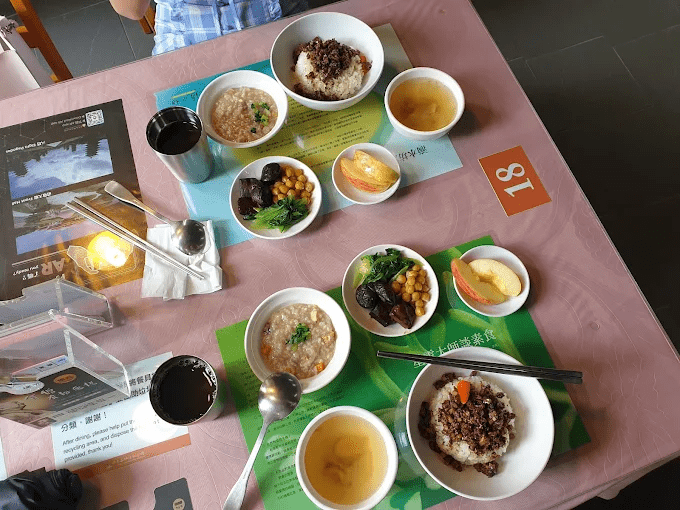 樟樹林滴水坊的用餐環境，木質桌椅與窗外綠意相映成趣