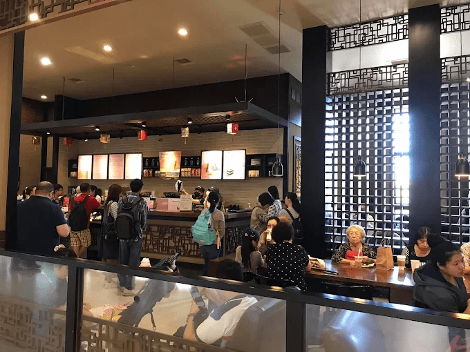 佛陀紀念館內的星巴克門市，結合了現代咖啡文化與佛教園區的寧靜