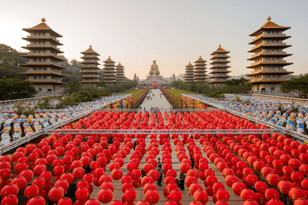 佛光山年度法會期間的燈籠裝飾，溫暖的燈光點亮了夜空與長廊