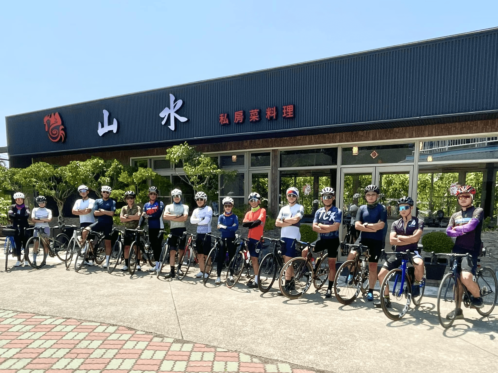 佛光山年度法會期間的燈籠裝飾,溫暖的燈光點亮了夜空與長廊