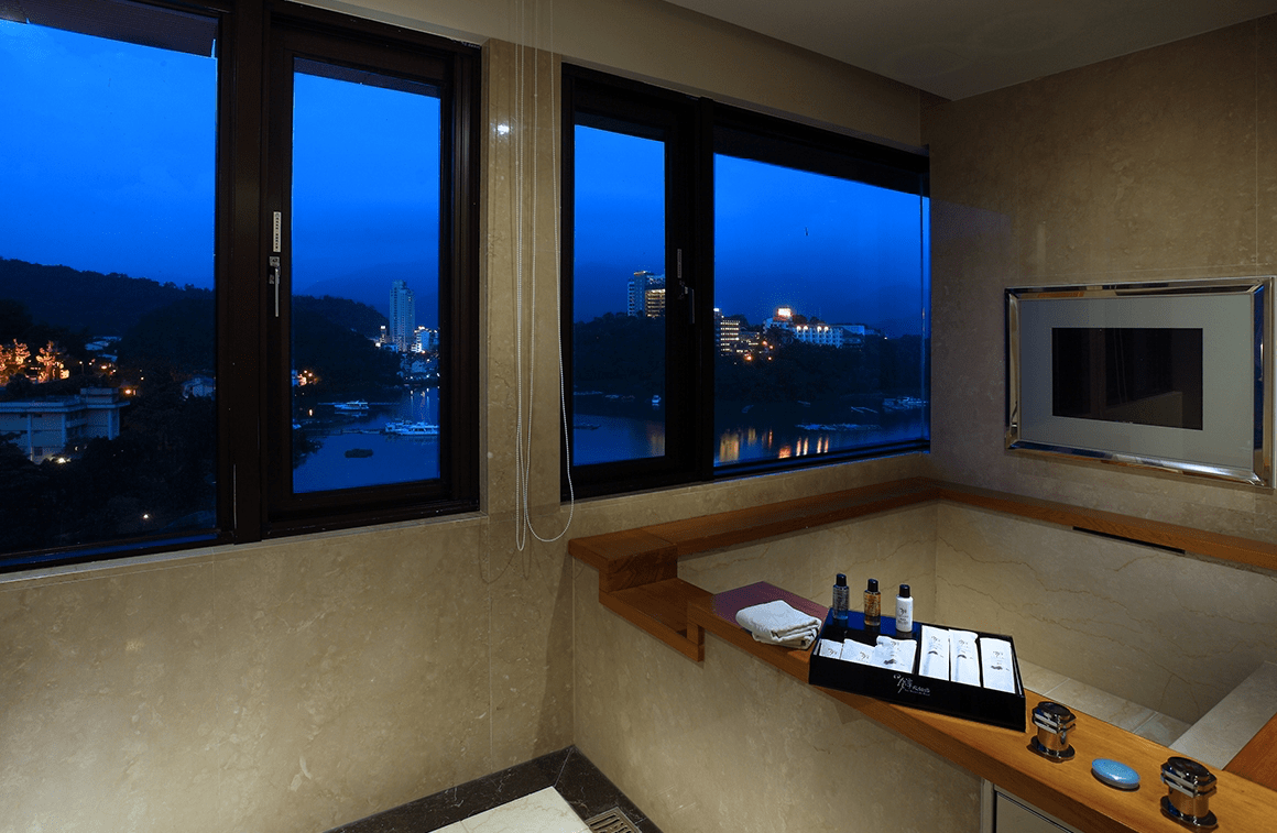 被湖光包圍的那一晚，在日月潭大飯店，山風輕輕吹過，湖的美就在窗前