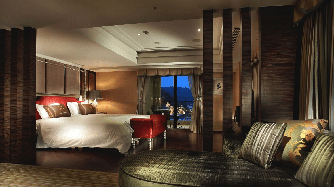 被湖光包圍的那一晚，在日月潭大飯店，山風輕輕吹過，湖的美就在窗前