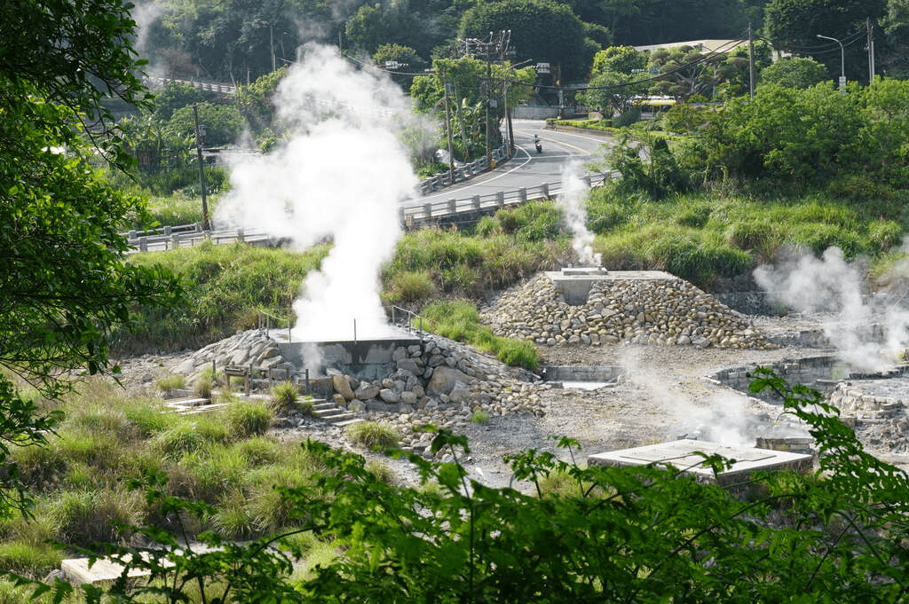 沿著山路慢慢上行，在陽明山國家公園遇見霧散光落的瞬間，感受旅程被重新點亮