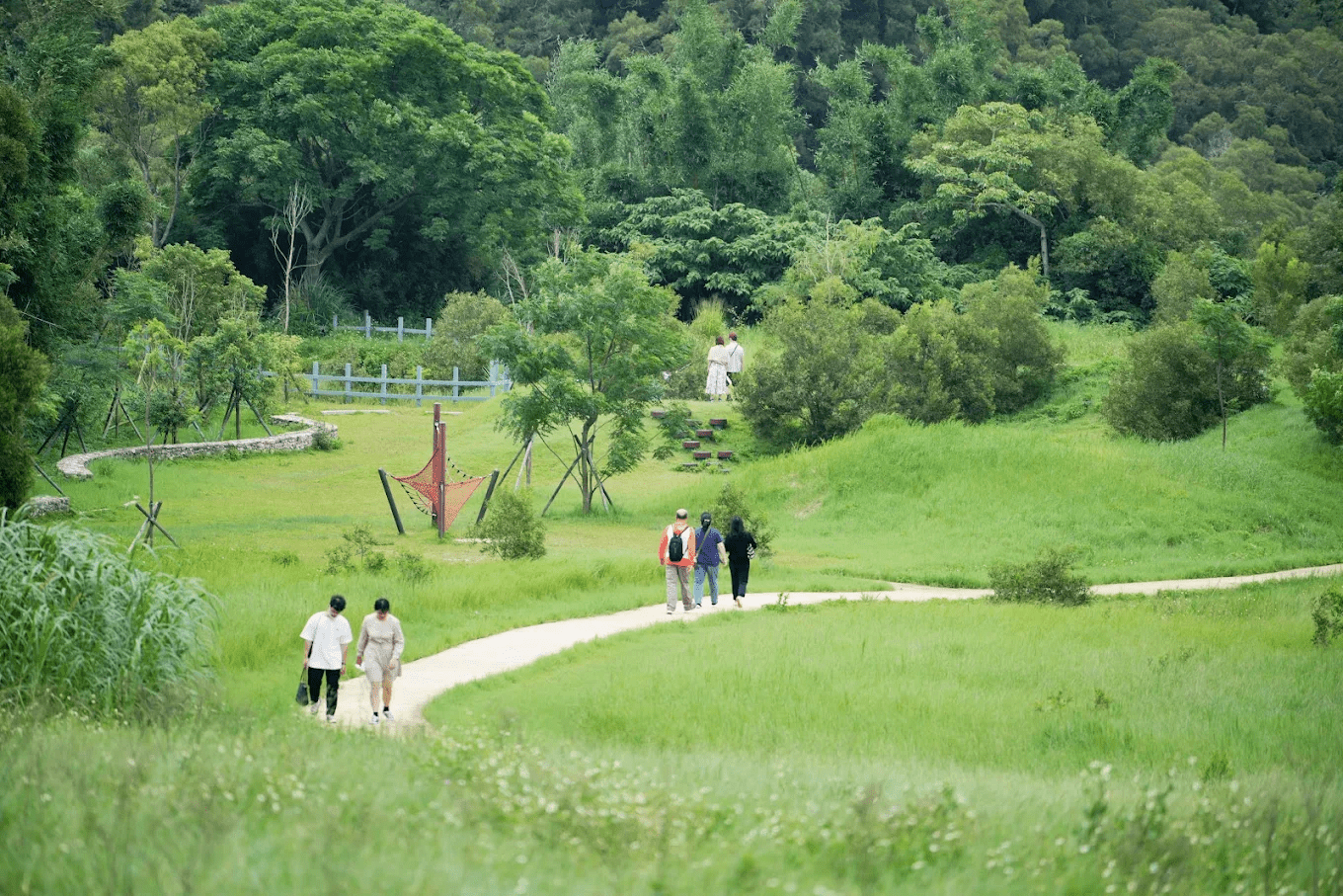 青青草原廣闊的綠地與著名的彩色磨石子溜滑梯