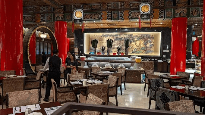 在台北圓山飯店的餐桌前坐下，看城市山景伴著粵菜與自助餐香氣緩緩展開一整天的節奏