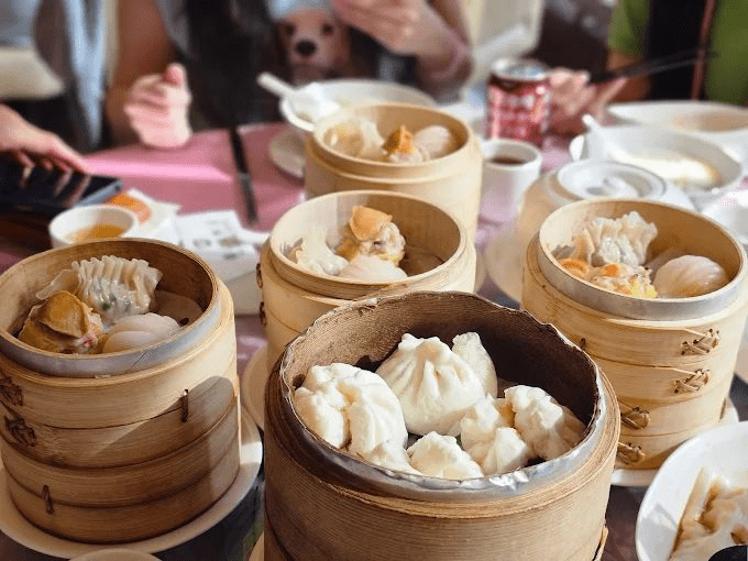 在台北圓山飯店的餐桌前坐下，看城市山景伴著粵菜與自助餐香氣緩緩展開一整天的節奏