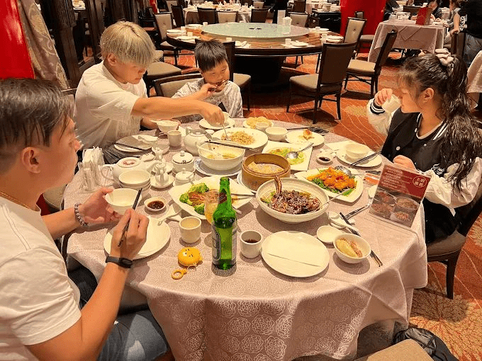 在台北圓山飯店的餐桌前坐下，看城市山景伴著粵菜與自助餐香氣緩緩展開一整天的節奏