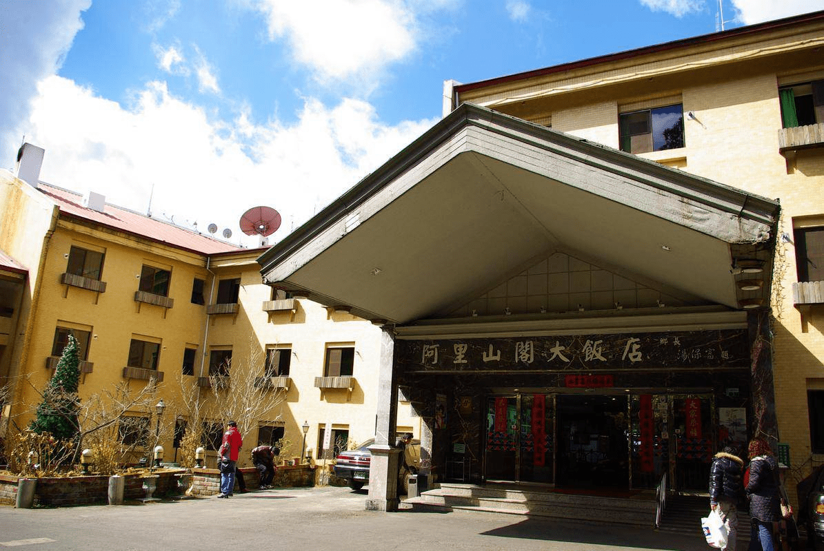跟著夜色一路往山上飄去，在阿里山住宿迎接星光與日出，把自己放回最溫柔的節奏裡