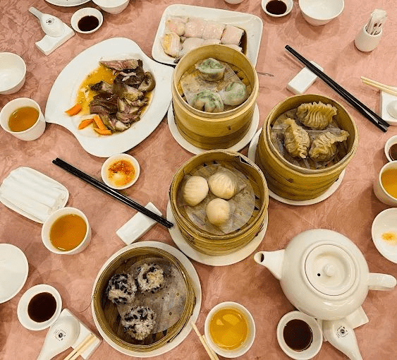 推開房門住進寒軒國際大飯店，讓港灣夜色陪你把旅程的步調重新調回最舒服的頻率