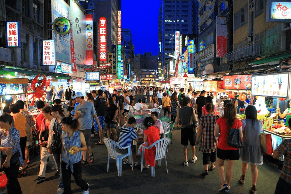 在晨光灑落的高雄日航酒店醒來，用一頓從容的美食與靜謐住宿重新找回旅行的節奏