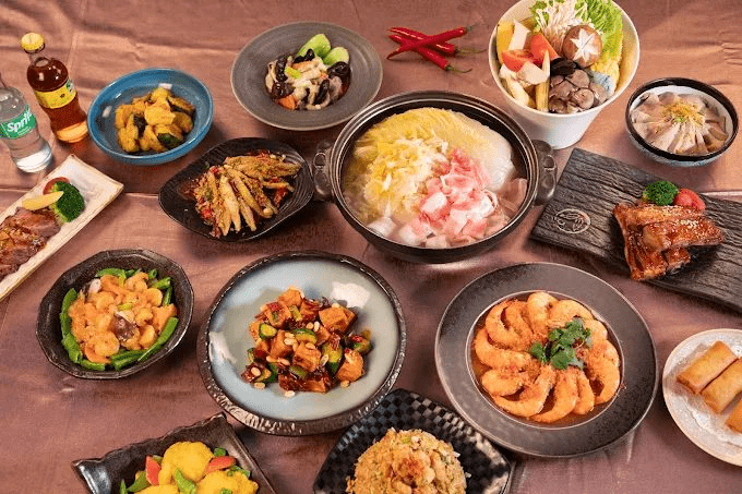 傍晚抵達台中時，把行李交給清新溫泉飯店，讓自己沈進暖霧與夜景交錯的池畔時光