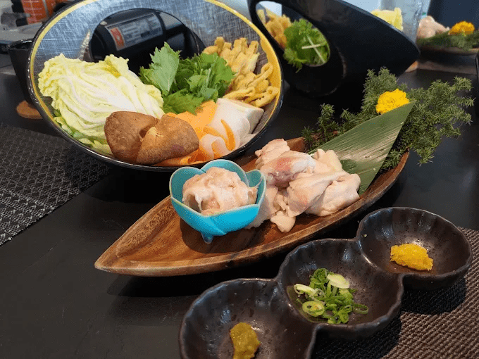 傍晚抵達台中時，把行李交給清新溫泉飯店，讓自己沈進暖霧與夜景交錯的池畔時光