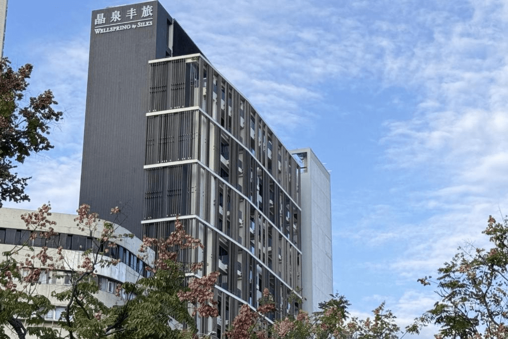 沿著北投的蒸騰霧氣走到晶泉丰旅，在房內湯池迎接傍晚落光的那刻重新找到旅行的節奏