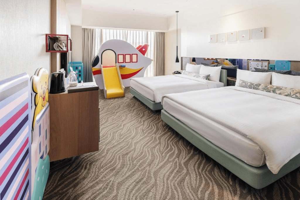 迎著暖陽走進嘉義新悅花園酒店，在孩子笑聲與綠意之間重新找回旅行的歡樂感