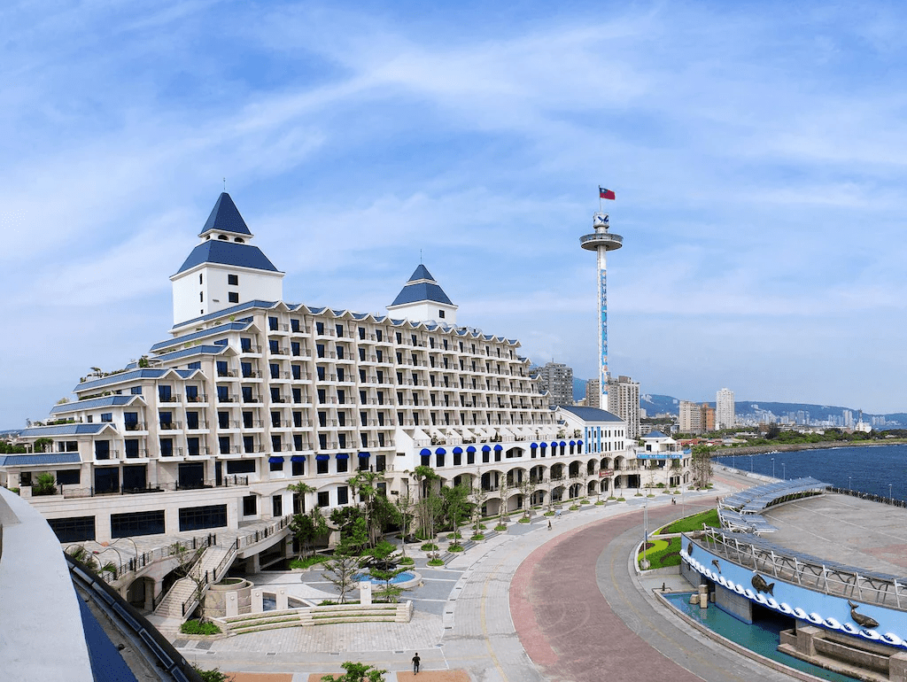 在漁人碼頭靠海的風裡緩步前行，福容大飯店淡水以寧靜的視野替旅程鋪上一層柔亮的光