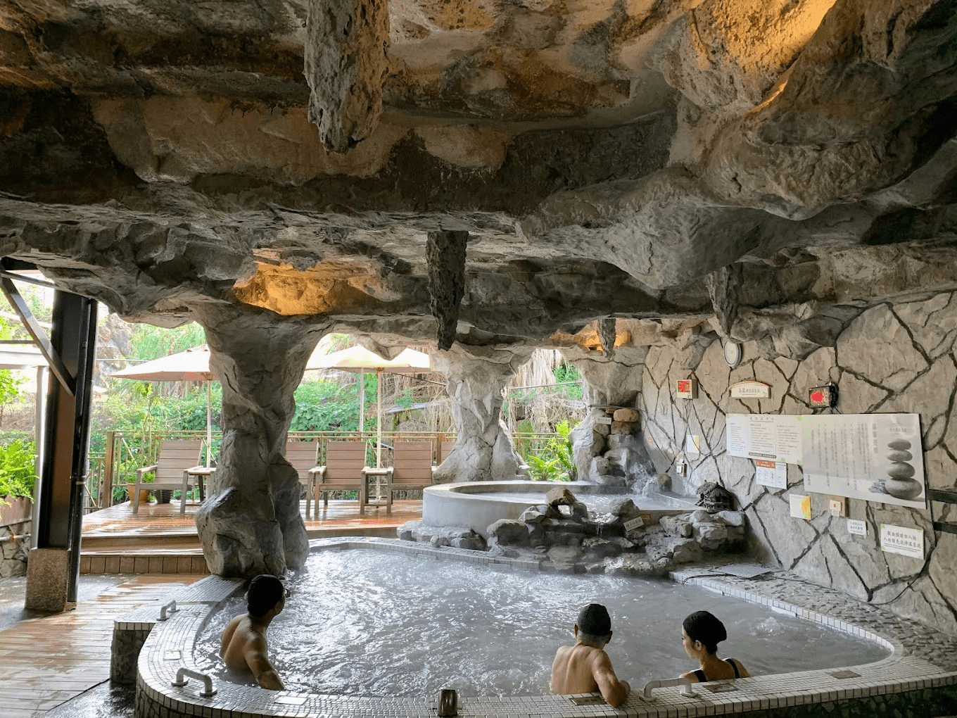 在午後走進台南關子嶺景大渡假莊園，讓獨特的泥漿溫泉貼著心緒慢慢化開旅途累積的壓力