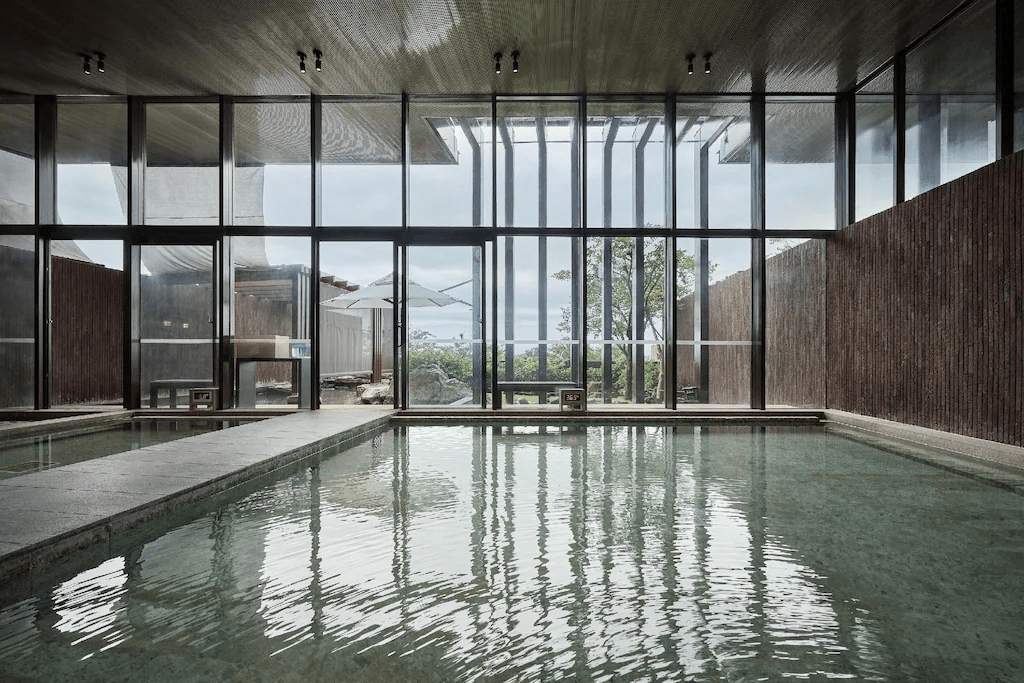 在海風與山色交替的早晨走進宜蘭飯店,讓旅程在溫泉與海景之間慢慢展開