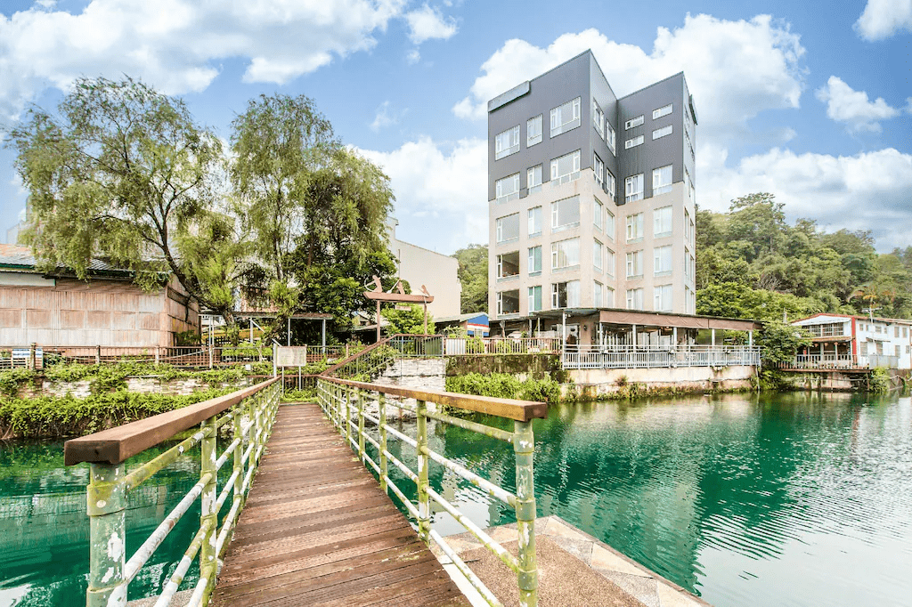 沿著日月潭的水色走向今天的旅程，在柔暖晨霧裡住進一間讓人放鬆的湖畔民宿