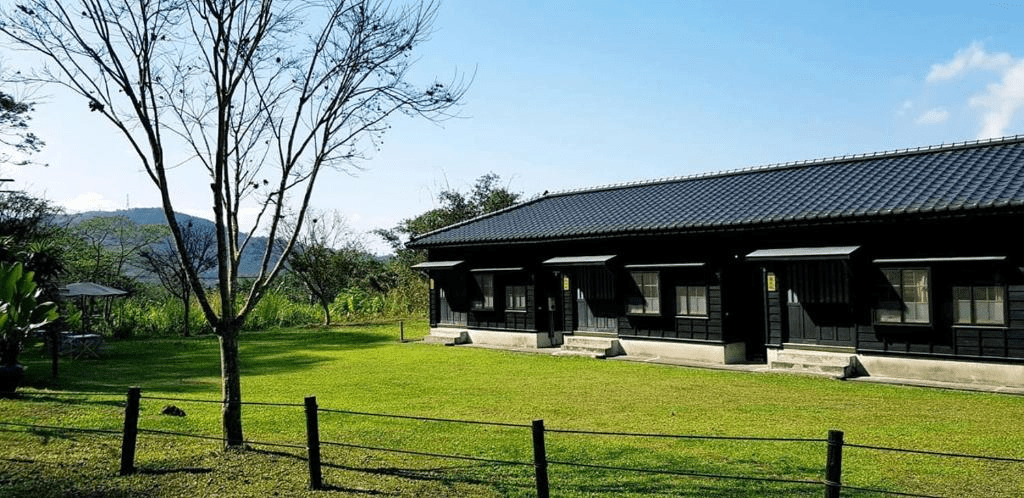 沿著日月潭的水色走向今天的旅程，在柔暖晨霧裡住進一間讓人放鬆的湖畔民宿