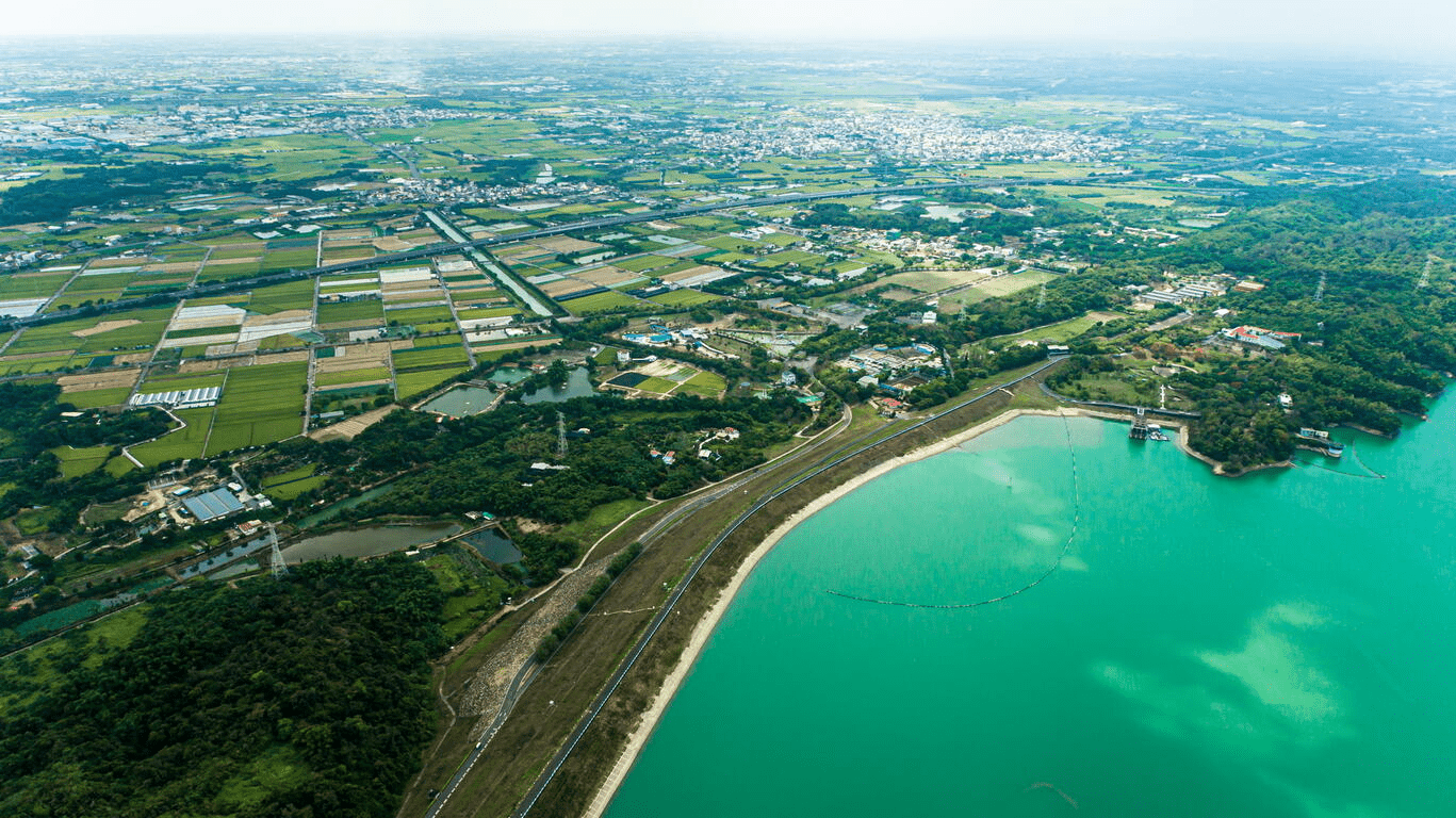在湖光與歷史之間散步,風從水面吹來的午後,在烏山頭水庫放慢了時間