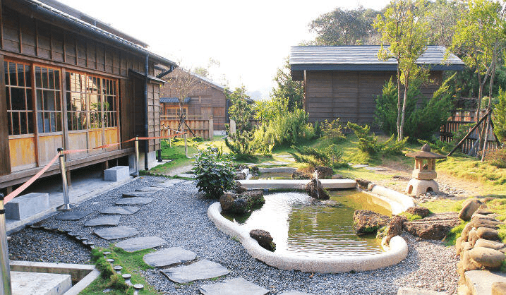 在湖光與歷史之間散步,風從水面吹來的午後,在烏山頭水庫放慢了時間