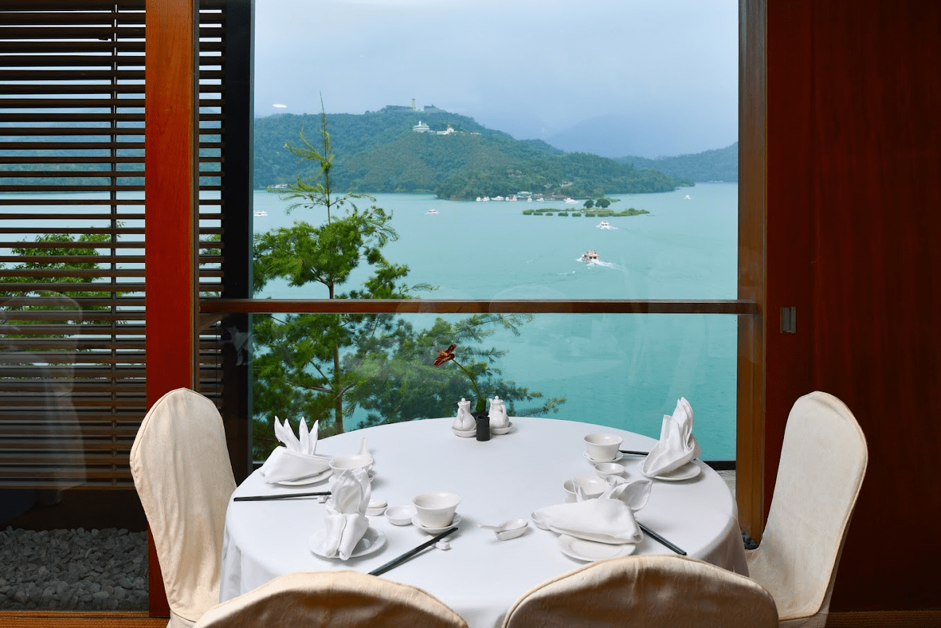 在湖光與靜謐之間住一晚，把時間留給湖景，在日月潭涵碧樓的安靜午後