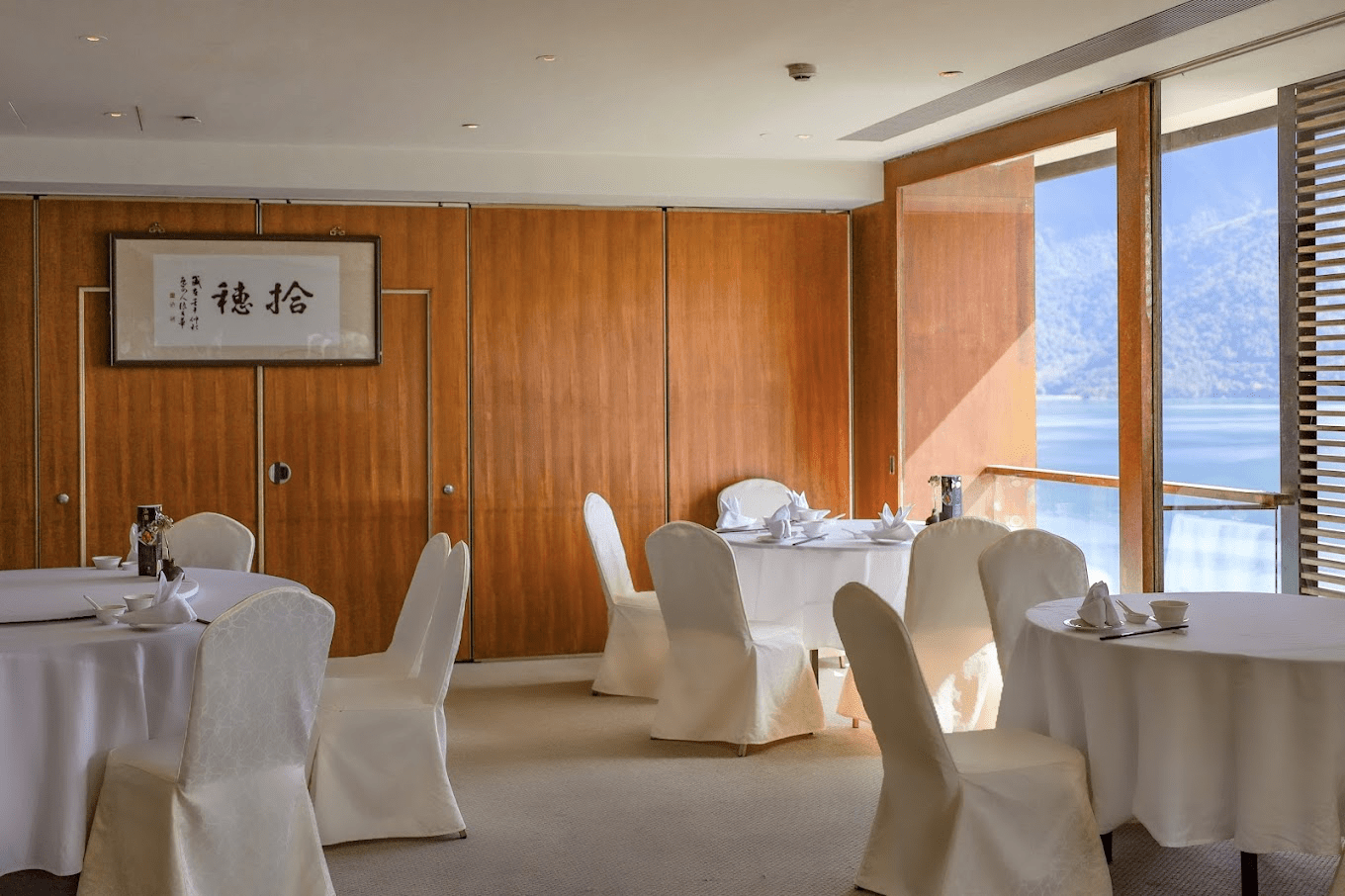 在湖光與靜謐之間住一晚，把時間留給湖景，在日月潭涵碧樓的安靜午後