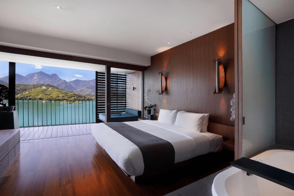 在湖光與靜謐之間住一晚，把時間留給湖景，在日月潭涵碧樓的安靜午後