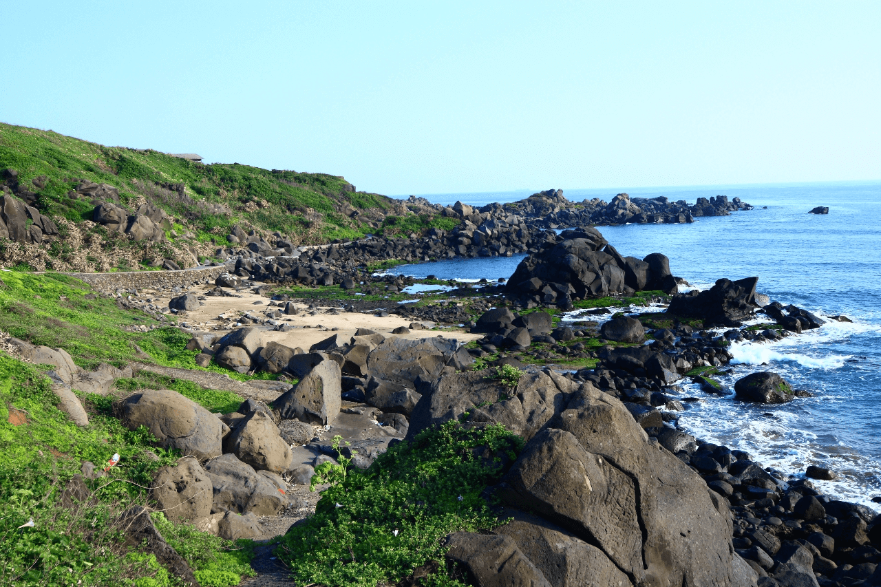 順著新北石門的海岸線前行,麟山鼻地質景觀生態步道把視線拉得很遠