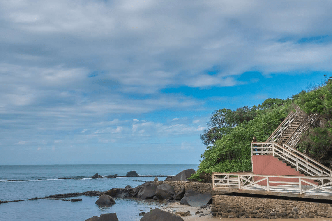 順著新北石門的海岸線前行,麟山鼻地質景觀生態步道把視線拉得很遠
