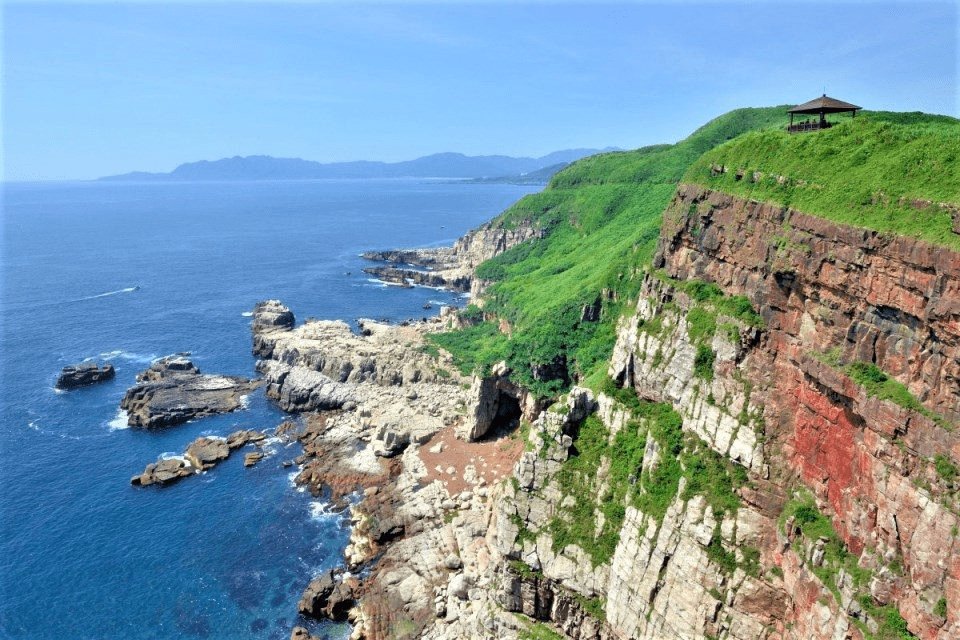 沿著東北角海岸慢慢走，從龍洞灣岬迎著海風，一路走到鼻頭角看見遼闊的藍